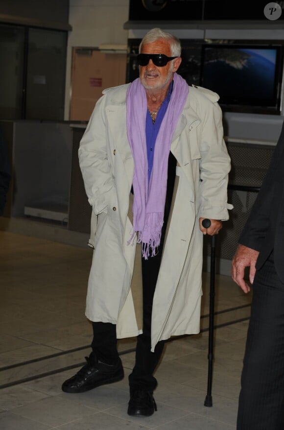Jean-Paul Belmondo arrive à l'aérport de Nice, le 16 mai 2012.