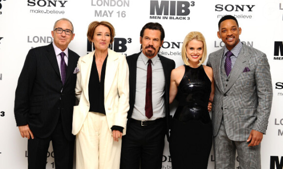 Will Smith, entouré d'Emma Thompson, Josh Brolin, Alice Evee, mais aussi du réalisateur Barry Sonenfeld, à l'avant-première de Men in Black 3 à Londres, le mercredi 16 mai 2012.