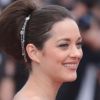 Marion Cotillard, sublime en Christian Dior Couture, assure la présentation du film De rouille et d'os, lors du festival de Cannes le 17 mai 2012