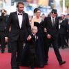 Le réalisateur Jacques Audiard, Marion Cotillard et Matthias Schoenaerts, avec le petit Armand Verdure lors de la présentation du film De rouille et d'os au festival de Cannes le 17 mai 2012