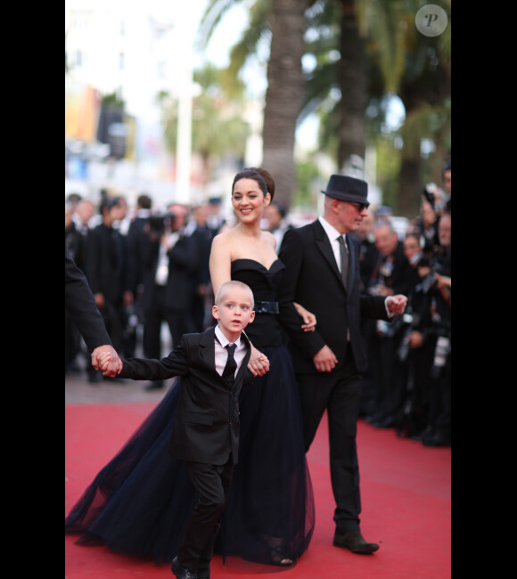 Le réalisateur Jacques Audiard, Marion Cotillard avec le petit Armand Verdure lors de la présentation du film De rouille et d'os au festival de Cannes le 17 mai 2012