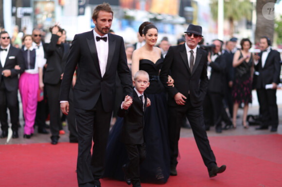Le réalisateur Jacques Audiard, Marion Cotillard et Matthias Schoenaerts, avec le petit Armand Verdure lors de la présentation du film De rouille et d'os au festival de Cannes le 17 mai 2012