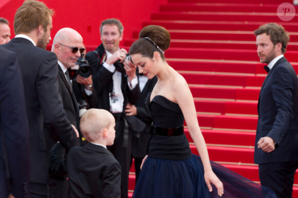 Présentation du film De rouille et d'os au festival de Cannes le 17 mai 2012 avec Marion Cotillard dans une robe Dior Couture