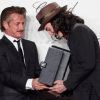 Sean Penn, parrain de la soirée, donne à Ezra Miller son prix lors de la remise des Trophées Chopard à Cannes le 17 mai 2012