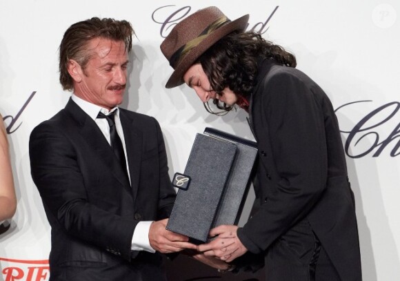 Sean Penn, parrain de la soirée, donne à Ezra Miller son prix lors de la remise des Trophées Chopard à Cannes le 17 mai 2012