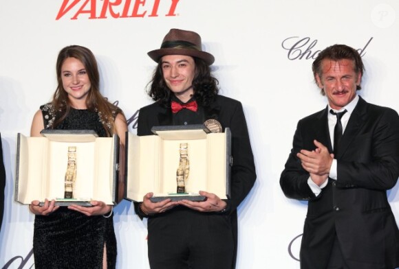 Shailene Woodley et Ezra Miller aux côtés de Sean Penn lors de la remise des Trophées Chopard à Cannes le 17 mai 2012