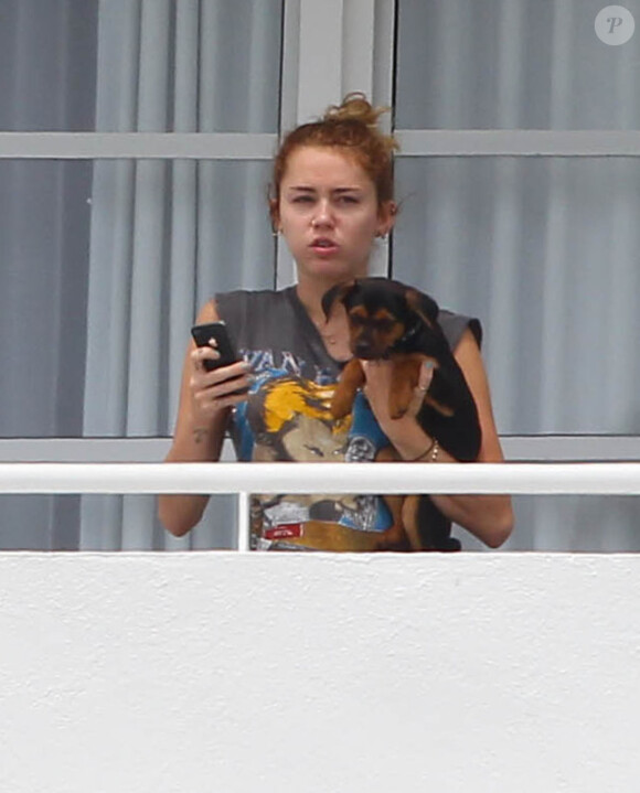 Miley Cyrus photographiée sur la terrasse de son hôtel, le jeudi 17 mai à Miami.