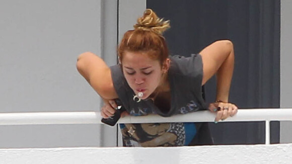 Miley Cyrus : Un bon gros crachat du balcon de son hôtel... La grande classe !