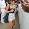 Miley Cyrus rencontre des fans en bas de son hôtel à Miami, le jeudi 17 mai 2012.