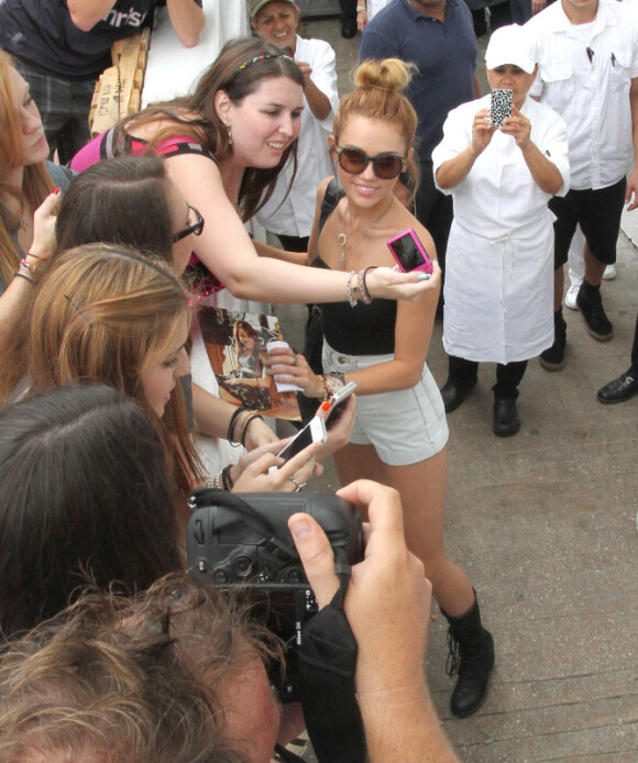 Miley Cyrus rencontre des fans en bas de son hôtel à Miami, le jeudi 17 mai 2012.