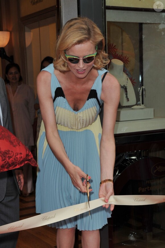 Eva Herzigova coupe le ruban doré et inaugure la nouvelle boutique Chopard à Cannes. Le 18 mai 2012.