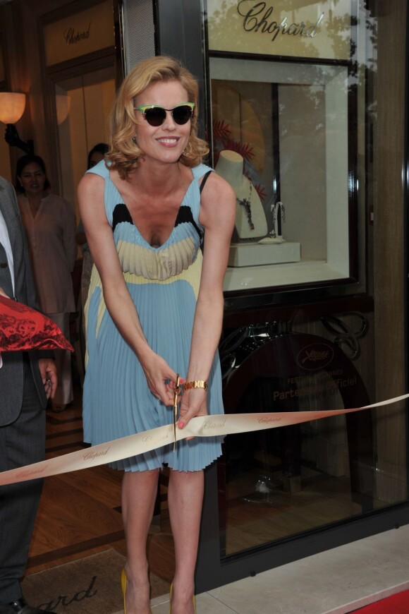 Eva Herzigova, ciseaux à la main, inaugure la nouvelle boutique Chopard à Cannes. Le 18 mai 2012.
