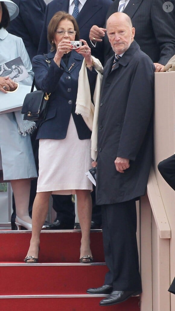 L'ex-roi Simeon et la reine Margarita de Bulgarie. La reine Elizabeth II, avec son époux le duc d'Edimbourg, des membres de sa famille et ses invités de marque, assistait le 19 mai 2012 à Windsor à la grande parade des forces armées britanniques donnée en l'honneur de son jubilé de diamant.