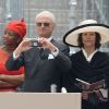 Le roi Carl XVI Gustaf de Suède capture quelques souvenirs, la reine Silvia est concentrée... La reine Elizabeth II, avec son époux le duc d'Edimbourg, des membres de sa famille et ses invités de marque, assistait le 19 mai 2012 à Windsor à la grande parade des forces armées britanniques donnée en l'honneur de son jubilé de diamant.
