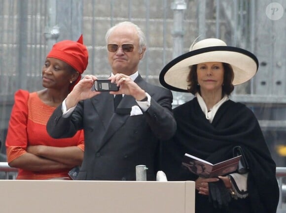 Le roi Carl XVI Gustaf de Suède capture quelques souvenirs, la reine Silvia est concentrée... La reine Elizabeth II, avec son époux le duc d'Edimbourg, des membres de sa famille et ses invités de marque, assistait le 19 mai 2012 à Windsor à la grande parade des forces armées britanniques donnée en l'honneur de son jubilé de diamant.