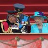 La reine Elizabeth II, ici en conversation avec le chef des forces armées, assistait le 19 mai 2012 à Windsor à la grande parade des forces armées britanniques donnée en l'honneur de son jubilé de diamant.