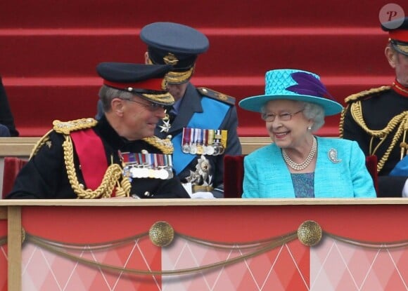 La reine Elizabeth II, ici en conversation avec le chef des forces armées, assistait le 19 mai 2012 à Windsor à la grande parade des forces armées britanniques donnée en l'honneur de son jubilé de diamant.
