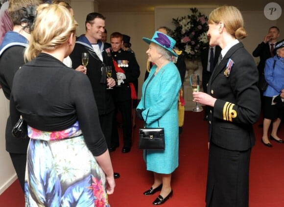 Après le défilé, rencontre avec des officiers lors d'un cocktail. La reine Elizabeth II, avec son époux le duc d'Edimbourg, des membres de sa famille et ses invités de marque, assistait le 19 mai 2012 à Windsor à la grande parade des forces armées britanniques donnée en l'honneur de son jubilé de diamant.