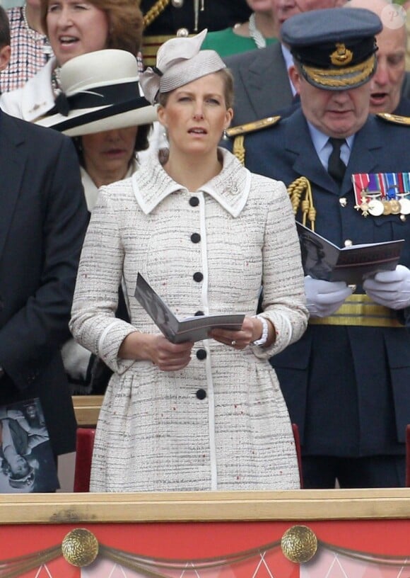La comtesse Sophie de Wessex, fidèle au poste et à son élégance. La reine Elizabeth II, avec son époux le duc d'Edimbourg, des membres de sa famille et ses invités de marque, assistait le 19 mai 2012 à Windsor à la grande parade des forces armées britanniques donnée en l'honneur de son jubilé de diamant.