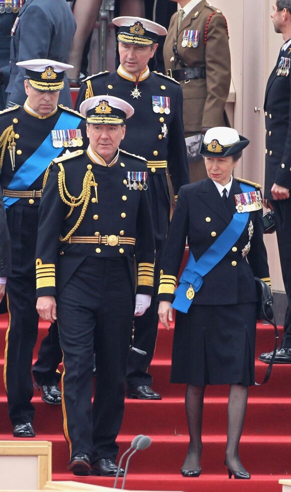 La princesse Anne et son mari le vice-amiral Timothy Laurence, devant le prince Andrew, duc d'York.
La reine Elizabeth II, avec son époux le duc d'Edimbourg, des membres de sa famille et ses invités de marque, assistait le 19 mai 2012 à Windsor à la grande parade des forces armées britanniques donnée en l'honneur de son jubilé de diamant.