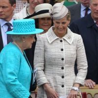 Elizabeth II et ses invités royaux conquis par le défilé militaire à Windsor