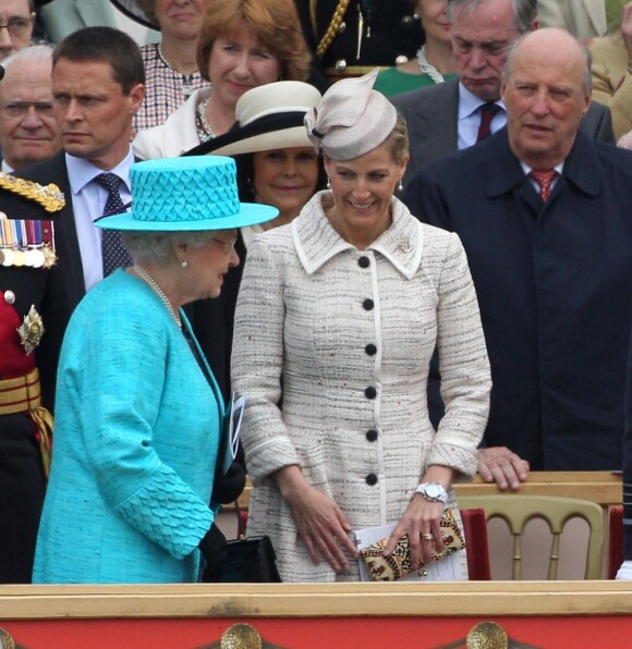 La comtesse Sophie de Wessex, fidèle au poste et à son élégance. La reine Elizabeth II, avec son époux le duc d'Edimbourg, des membres de sa famille et ses invités de marque, assistait le 19 mai 2012 à Windsor à la grande parade des forces armées britanniques donnée en l'honneur de son jubilé de diamant.
