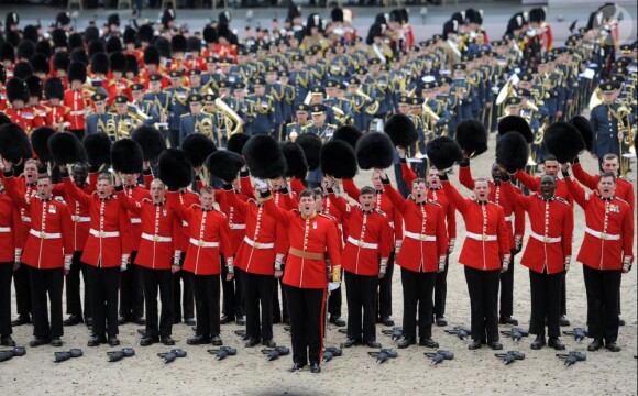 La reine Elizabeth II, avec son époux le duc d'Edimbourg, des membres de sa famille et ses invités de marque, assistait le 19 mai 2012 à Windsor à la grande parade des forces armées britanniques donnée en l'honneur de son jubilé de diamant.