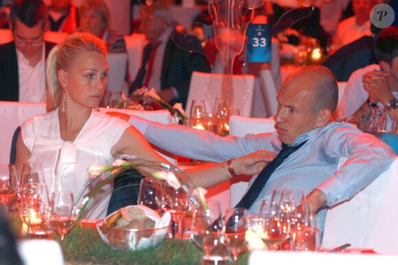 <p>Bernadien Robben, l'épouse d'Arjen Robben, toute attristée devant la détresse de son mari, qui a notamment manqué un penalty crucial...</p>
<p>Au PostPalast de Münich, cela aurait dû être la fête après la finale de la Ligue des Champions, samedi 19 mai 2012. Mais ça a été la tête, suite à la défaite du Bayern face à Chelsea (1-1, 5-4), à l'Allianz Arena.</p>