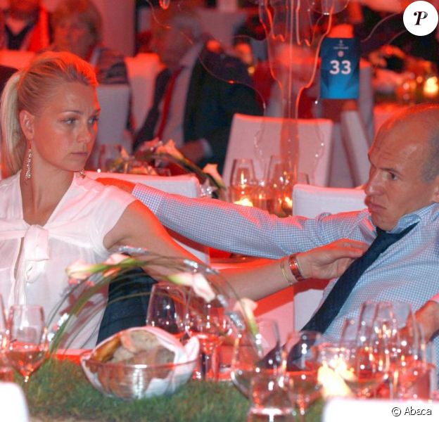 Bernadien Robben, l'épouse d'Arjen Robben, toute attristée devant la détresse de son mari, qui a notamment manqué un penalty crucial...
Au PostPalast de Münich, cela aurait dû être la fête après la finale de la Ligue des Champions, samedi 19 mai 2012. Mais ça a été la tête, suite à la défaite du Bayern face à Chelsea (1-1, 5-4), à l'Allianz Arena.