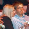 Philippe Lahm tente de faire bonne figure avec sa femme Claudia, mais l'after party a un goût amer...
Au PostPalast de Münich, cela aurait dû être la fête après la finale de la Ligue des Champions, samedi 19 mai 2012. Mais ça a été la tête, suite à la défaite du Bayern face à Chelsea (1-1, 5-4), à l'Allianz Arena.