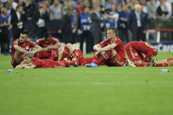 Chelsea et Didier Drogba exultent et soulèvent le trophée de la Ligue des Champions tandis que le Bayern Munich et Franck Ribéry sont effondrés, vaincus aux tirs au but (1-1, 5-4), le 19 mai 2012 à l'Allianz Arena.