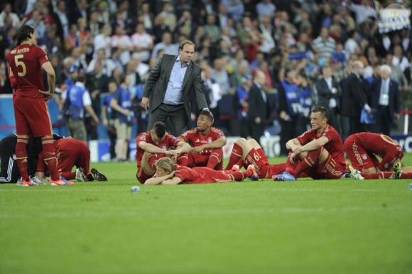 Chelsea et Didier Drogba exultent et soulèvent le trophée de la Ligue des Champions tandis que le Bayern Munich et Franck Ribéry sont effondrés, vaincus aux tirs au but (1-1, 5-4), le 19 mai 2012 à l'Allianz Arena.