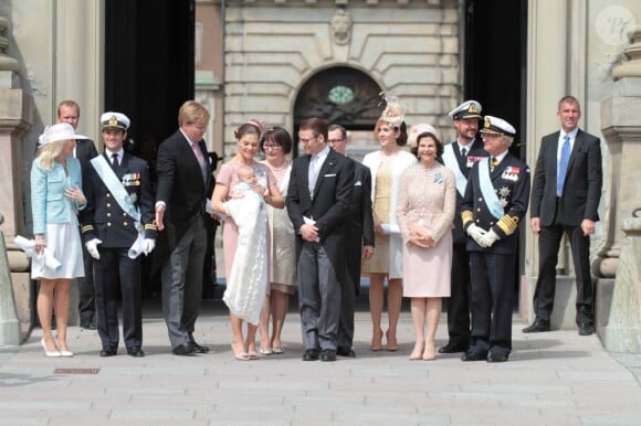 La princesse Estelle de Suède, fille de la princesse Victoria et du prince Daniel, a reçu le baptême le 22 mai 2012, à la veille de ses 3 mois, en la chapelle royale du palais Drottningholm, à Stockholm.