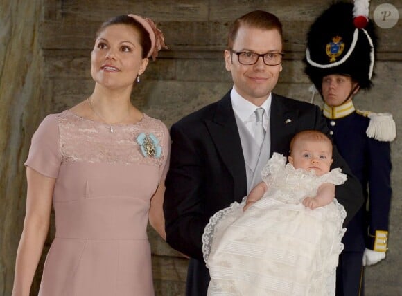 La princesse Estelle de Suède, fille de la princesse Victoria et du prince Daniel, a reçu le baptême le 22 mai 2012, à la veille de ses 3 mois, en la chapelle royale du palais Drottningholm, à Stockholm.