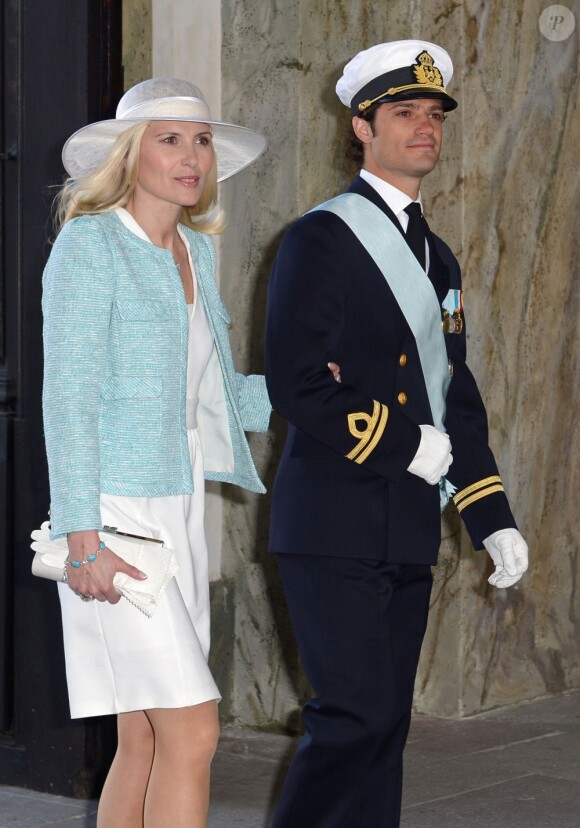 Au bras du prince Carl Philip de Suède, parrain de sa nièce la princesse Estelle, Anna Westling Söderström, soeur du prince Daniel et marraine d'Estelle.
La princesse Estelle de Suède, fille de la princesse Victoria et du prince Daniel, a reçu le baptême le 22 mai 2012, à la veille de ses 3 mois, en la chapelle royale du palais Drottningholm, à Stockholm.
