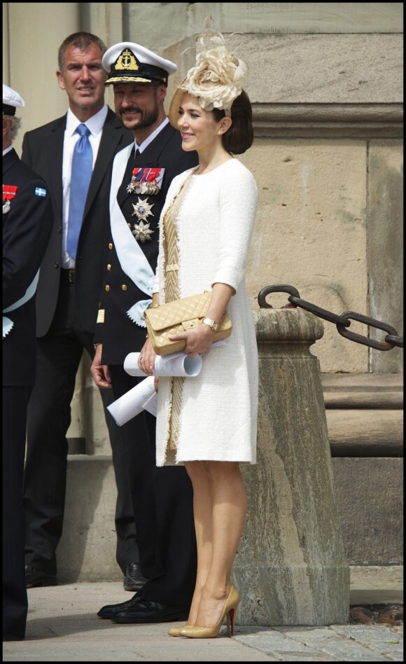 La princesse Mary de Danemark et le prince Haakon de Norvège sont marraine et parrain de la princesse Estelle de Suède.
Baptême de la princesse Estelle de Suède, fille de la princesse Victoria et du prince Daniel, le 22 mai 2012 en la chapelle royale du palais Drottningholm, à Stockholm.