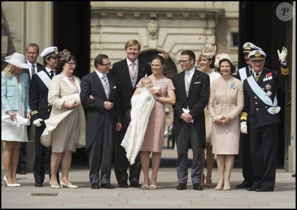 Jolie réunion de famille et de têtes couronnées : outre les parents du prince Daniel, Ewa et Olle Westling (à gauche), et ceux de la princesse Victoria (le couple royal, à droite), on distingue les parrains et marraines de la princesse Estelle - Anna Westling, le prince Carl Philip, le prince Willem-Alexander des Pays-Bas, la princesse Mary de Danemark.
Baptême de la princesse Estelle de Suède, fille de la princesse Victoria et du prince Daniel, le 22 mai 2012 en la chapelle royale du palais Drottningholm, à Stockholm.