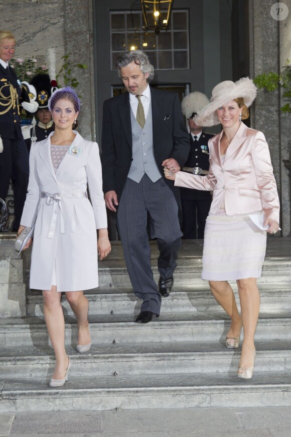 La princesse Madeleine de Suède et la princesse Märtha-Louise de Norvège avec son époux Ari Behn. Le baptême de la princesse Estelle de Suède, née le 23 février 2012 du mariage de la princesse Victoria et du prince Daniel, a eu lieu le 22 mai dans la chapelle royale du palais Drottningholm, à Stockholm.