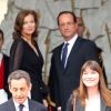 Nicolas Sarkozy et Carla Bruni quittent l'Elysée sous le regard de François Hollande et Valérie Trierweiler après la passation de pouvoir, le 15 mai 2012.