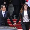 Nicolas Sarkozy et Carla Bruni quittent l'Elysée après la passation de pouvoir, le 15 mai 2012.