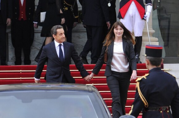 Nicolas Sarkozy et Carla Bruni quittent l'Elysée après la passation de pouvoir, le 15 mai 2012.