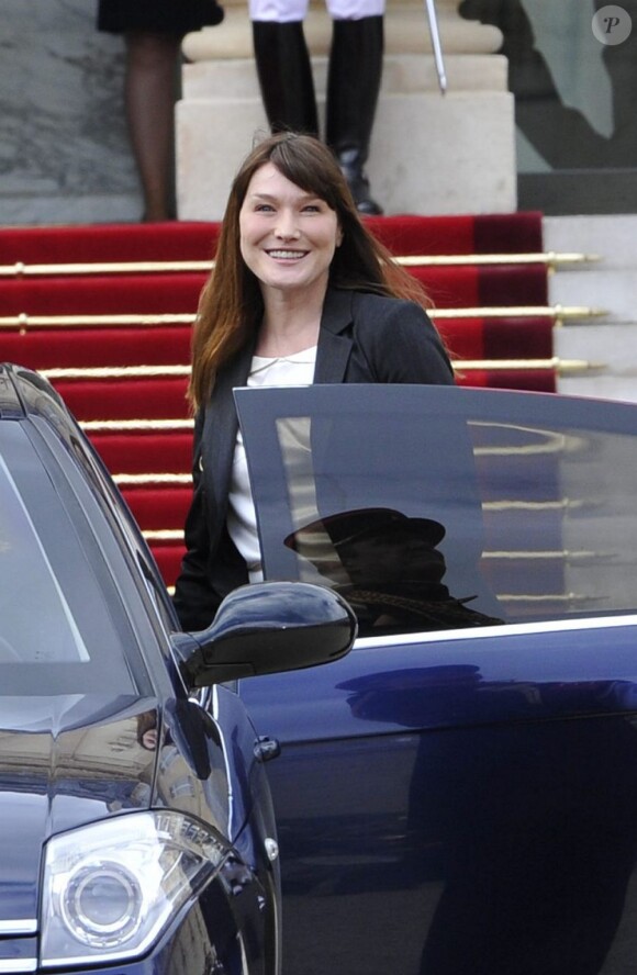 Carla Bruni quitte l'Elysée après la passation de pouvoir, le 15 mai 2012.