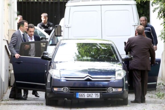 Nicolas Sarkozy et Carla Bruni quittent leur domicile du XVIe arrondissement, direction Marrakech, le 16 mai 2012.