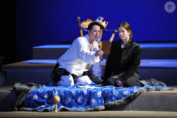 Sara Giraudeau et Davy Sardou pendant le filage de la pièce L'Alouette, au théâtre Montparnasse à Paris en mai 2012.