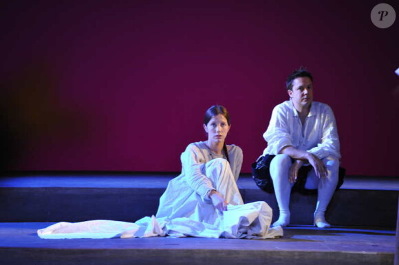 Sara Giraudeau et Davy Sardou sur scène pendant le filage de la pièce L'Alouette, au théâtre Montparnasse à Paris en mai 2012.
