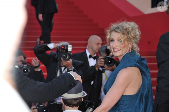 Alexandra Lamy lors de la montée des marches du Palais des Festivals, pour la présentation du film Cogan - La Mort en Douce, à Cannes le 22 mai 2012