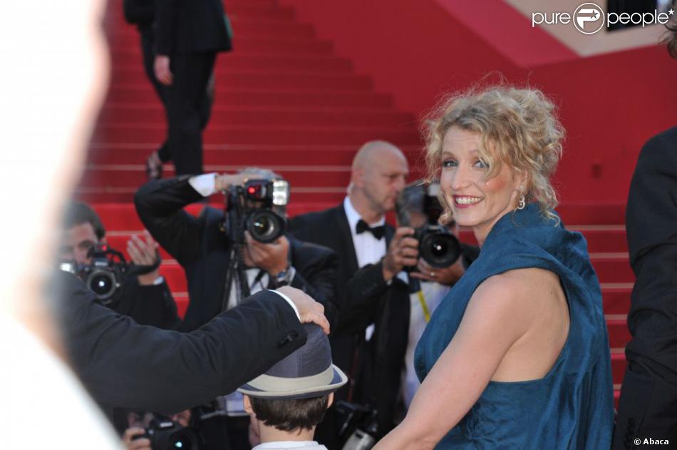 Alexandra Lamy lors de la montée des marches du Palais des Festivals, pour la présentation du film Cogan - La Mort en Douce, à Cannes le 22 mai 2012