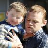 Wayne Rooney et son fils de 2 ans, Kai, bien blotti dans ses bras à Manchester le 22 mai 2012
