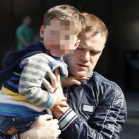 Wayne Rooney : Papa attentif et protecteur avec son fils sous les yeux de Coleen