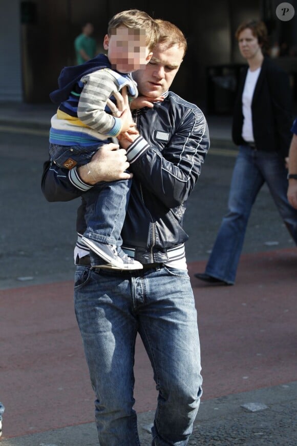 Wayne Rooney et son fils de 2 ans, Kai, à Manchester le 22 mai 2012